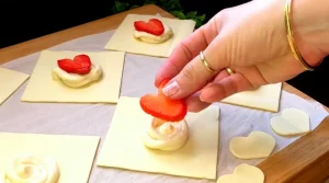 Vanille-Quark-Creme wird in die Mitte von Blätterteig-Quadraten gegeben
