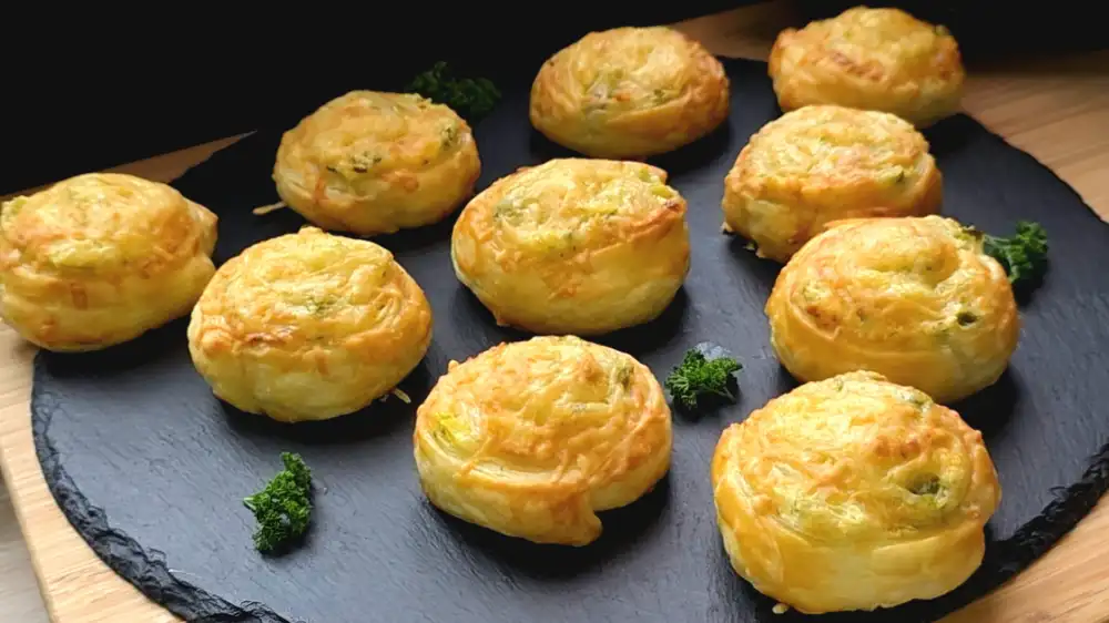 Goldbraun gebackene Blätterteig-Schnecken mit grünem Spargel und viel Käse.
