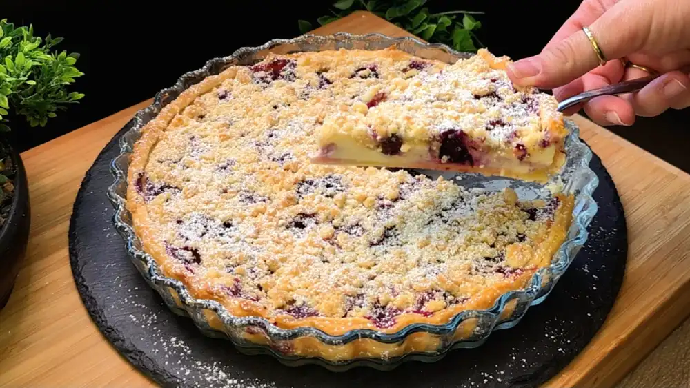 Goldbraun gebackener Blätterteig-Quark-Kuchen mit Heidelbeeren und dicker Streuselschicht.