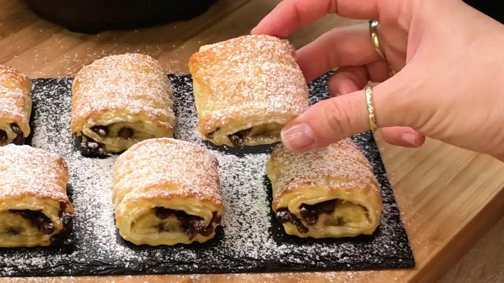 Detailansicht eines aufgeschnittenen Schoko-Bananen-Häppchens mit geschmolzenen Schokotropfen und weicher Banane.