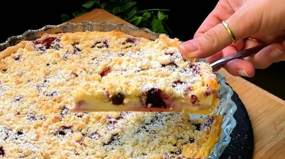 Detailansicht eines Kuchenschnitts mit saftigen Blaubeeren, cremiger Quarkmasse und dicken Streuseln.