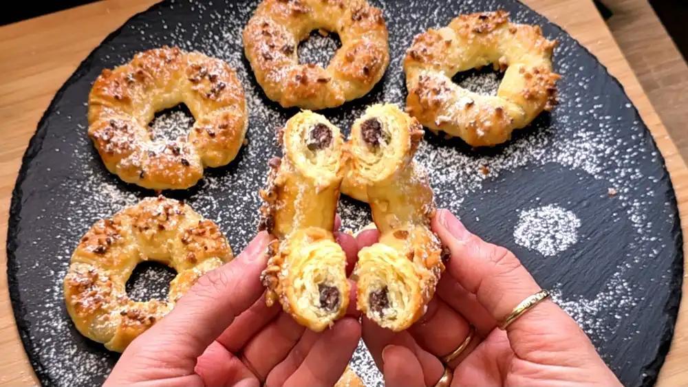 Detailansicht eines frisch gebackenen Nutella-Rings mit sichtbarer Schokofüllung und Nusskruste.