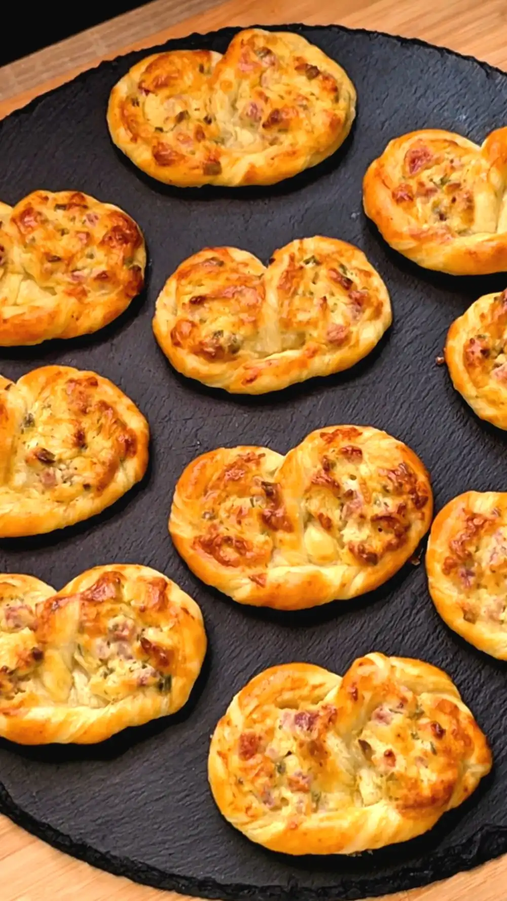 Pinterest-Grafik mit prall gefüllten Brotdosen für die Schule und dem Text "Geniale Brotdosen-Idee! Schnelle Flammkuchen-Brezeln zum Schulstart".