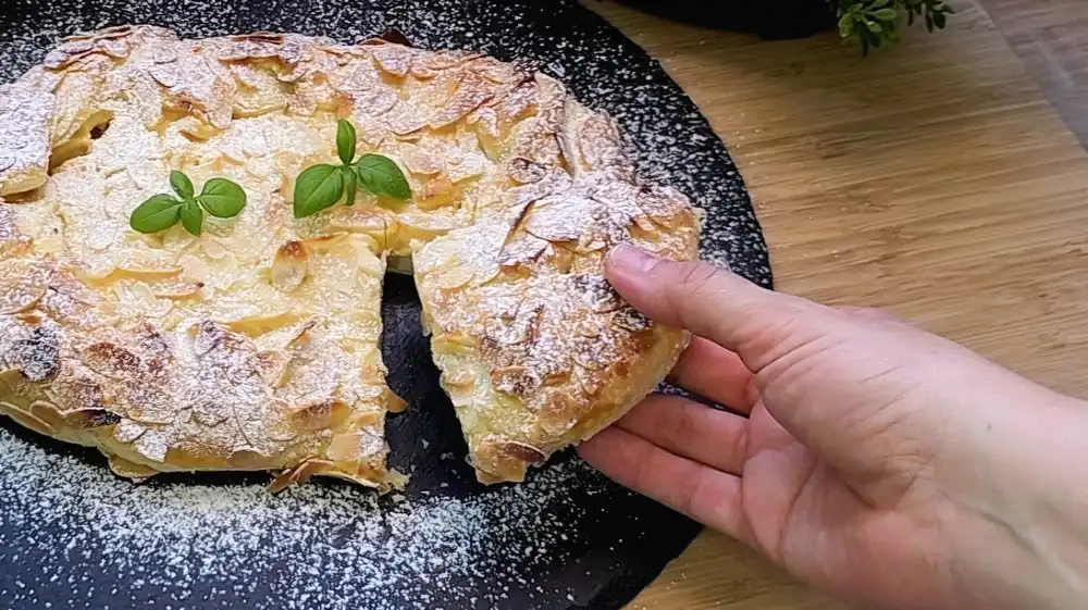 Apfel-Quark-Galette mit cremiger Quarkfüllung und Äpfeln