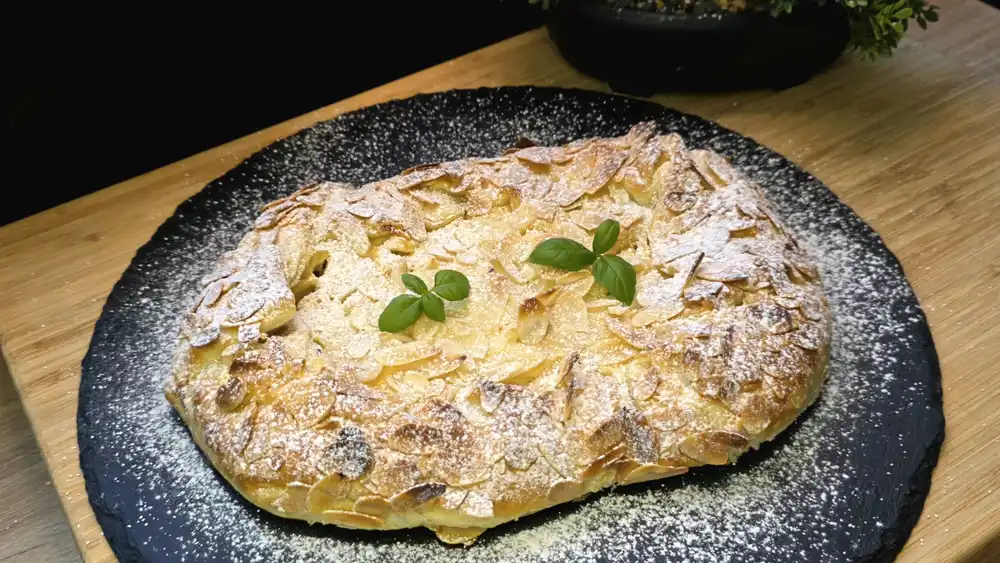 Apfel-Quark-Galette aus Blätterteig mit Mandeln und Puderzucker
