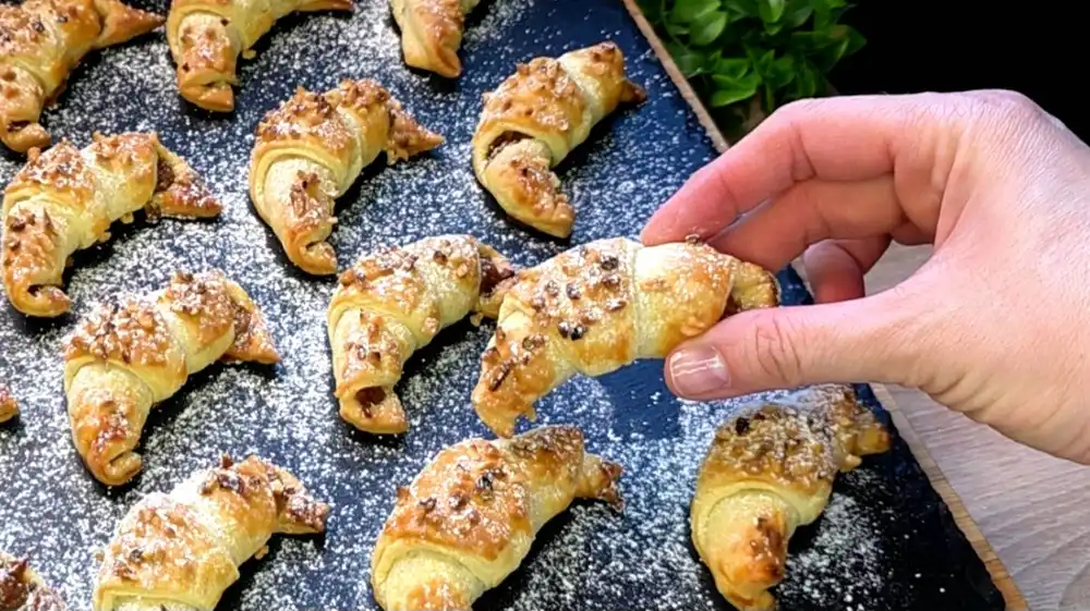 Gefülltes Blätterteig-Hörnchen mit Apfel und Walnuss