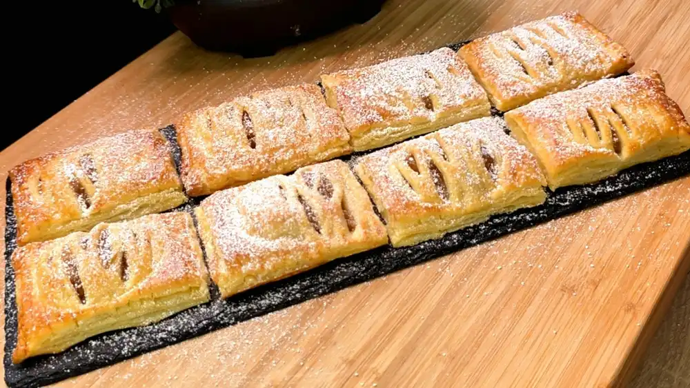 Apfeltaschen aus Blätterteig mit geriebener Apfelfüllung