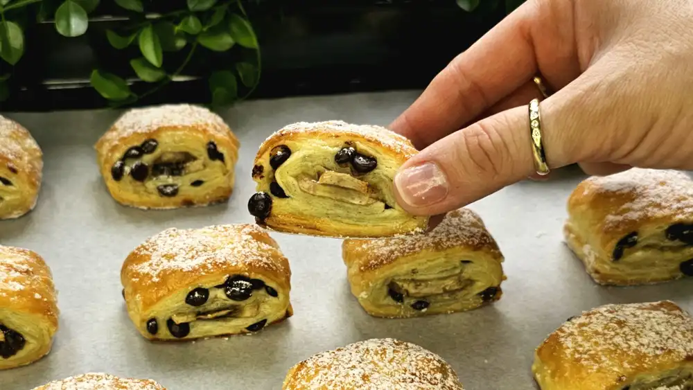 Gefüllter Blätterteig mit Banane und dunkler Schokolade