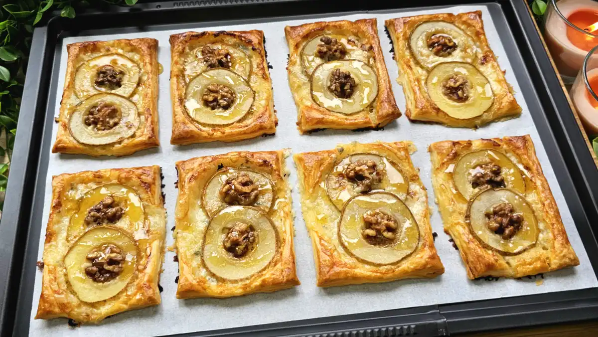 Blätterteig-Mini-Kuchen mit Birne, Gorgonzola und Walnüssen