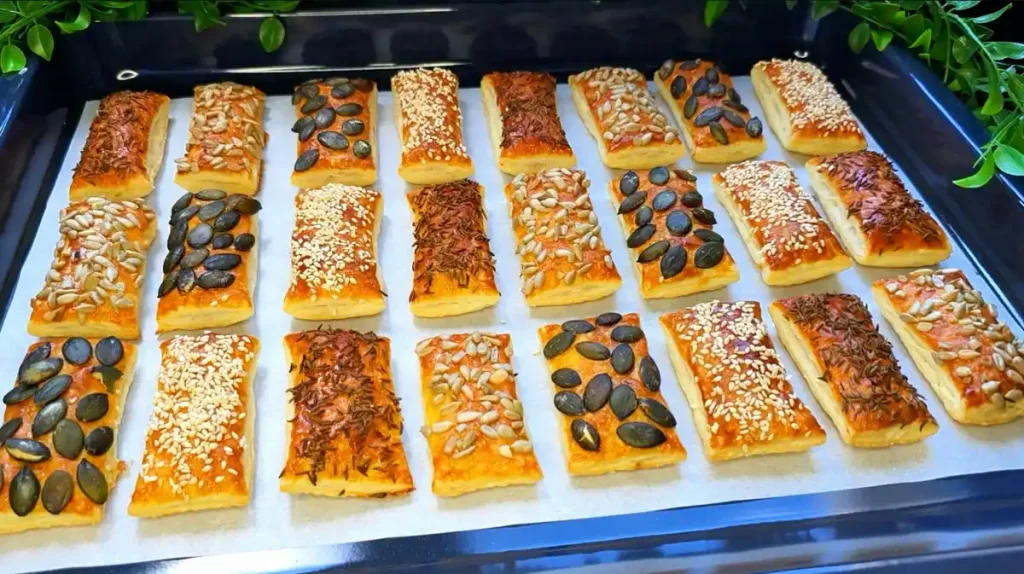24 knusprige Blätterteig-Plätzchen mit verschiedenen Kernen
