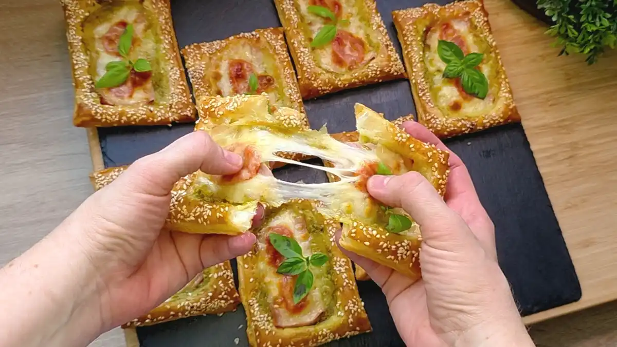 Blätterteig-Pizza mit grünem Pesto, Schinken und Mozzarella