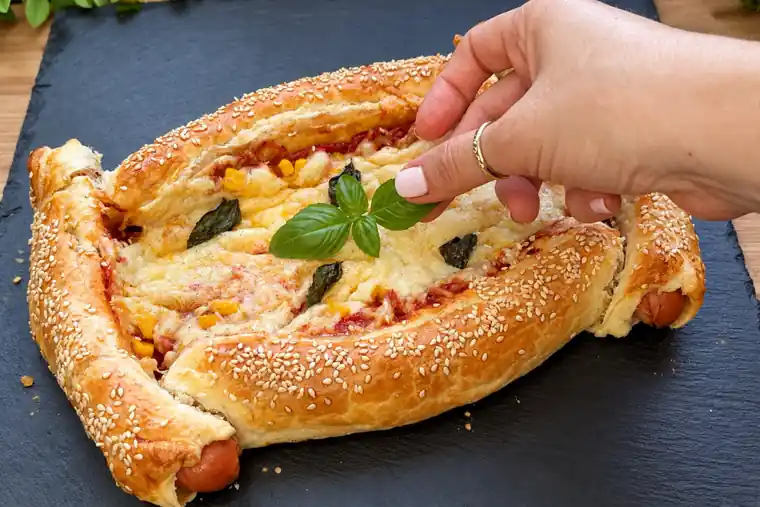 Blätterteig-Pizza mit Würstchenrand, Schinken, Mais und Käse