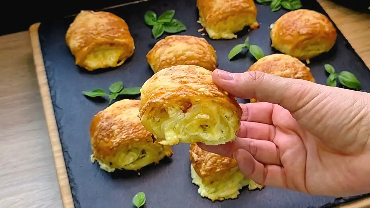 Knuspriges Blätterteig-Röllchen mit Speck und Käse