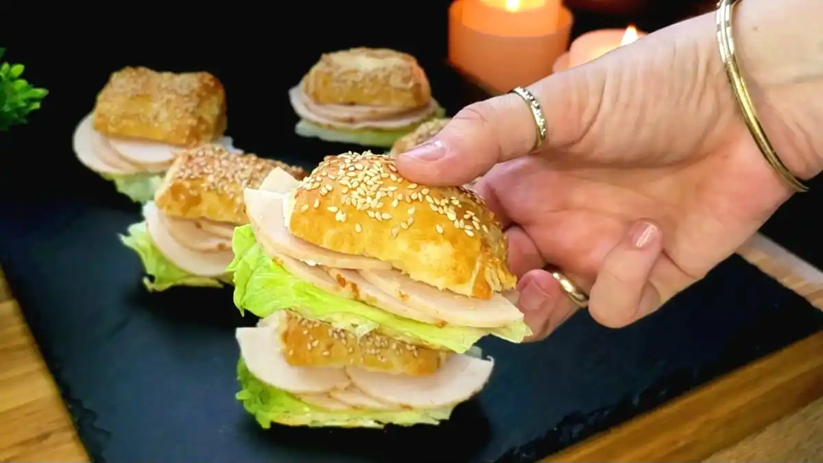 Gefülltes Blätterteig-Sandwich mit Frischkäse, Schinken und Salat