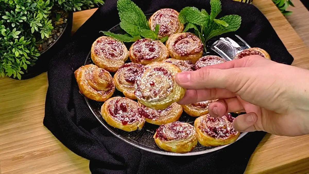 Gefüllte Blätterteig-Schnecke mit Marmelade und Haselnüssen