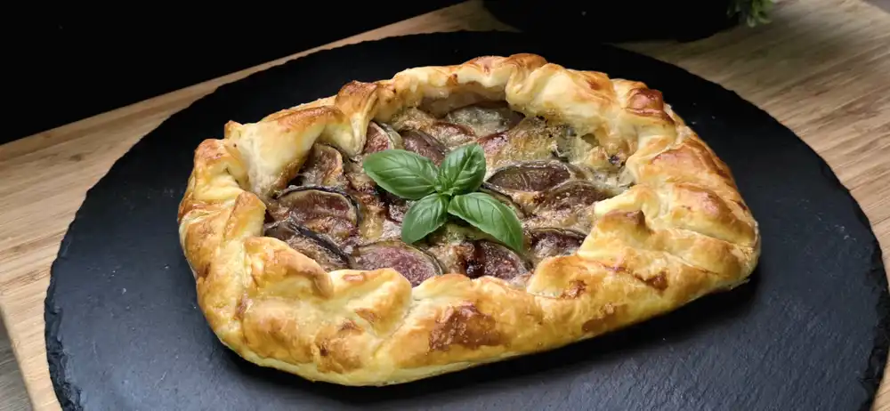 Goldbraun gebackene Galette aus Blätterteig mit geschmolzenem Gorgonzola und frischen Feigen spalten.