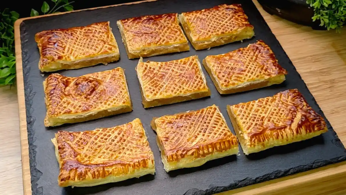 Gedeckter Apfelkuchen aus Blätterteig mit Zimt