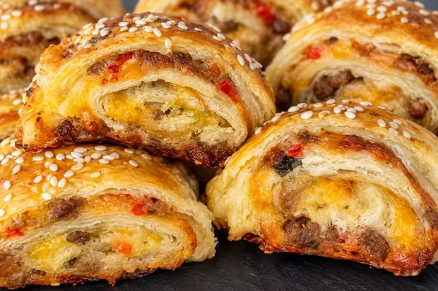 Hackfleisch-Blätterteig-Rollen mit Käse und Sesam
