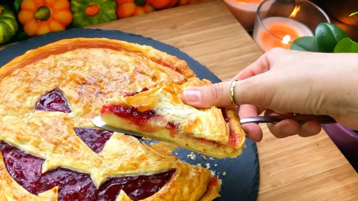 Blätterteig-Käsekuchen mit Quarkcreme und Preiselbeermarmelade