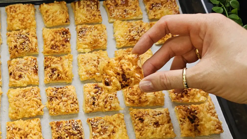 Knusprige Käse-Sesam-Häppchen aus Blätterteig