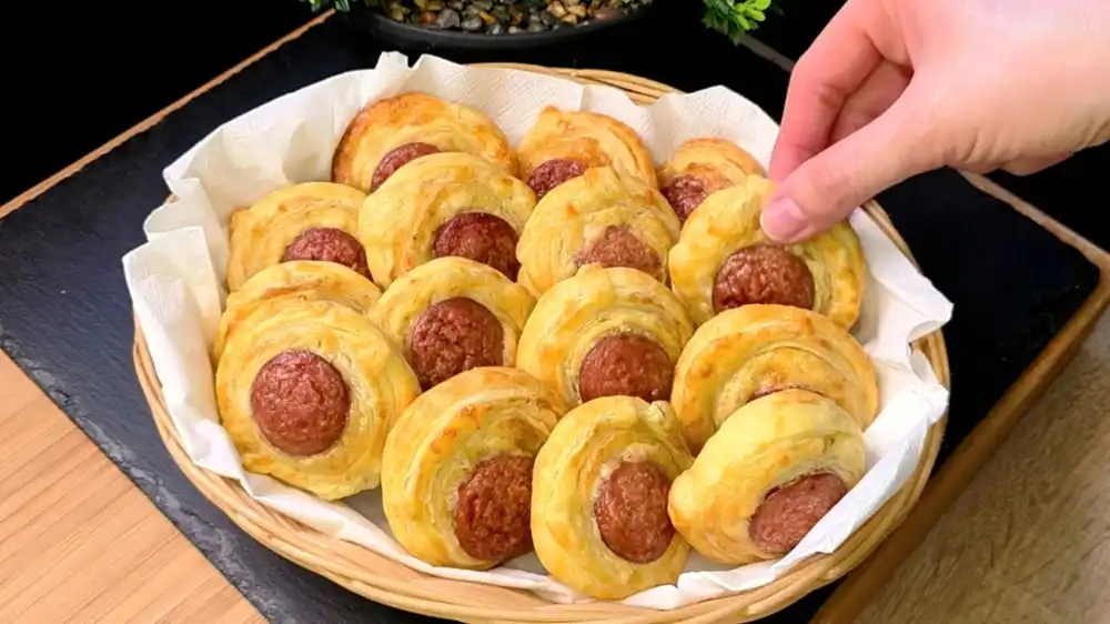 Knusprige Käseschnecken mit Krakauer aus Blätterteig