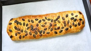 Kürbis-Camembert-Strudel aus Blätterteig mit Kürbiskernen