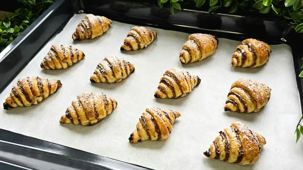 Mini-Croissants aus Blätterteig mit Walnuss und Marmelade