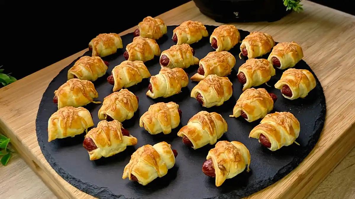 Mini-Croissants aus Blätterteig mit Würstchen