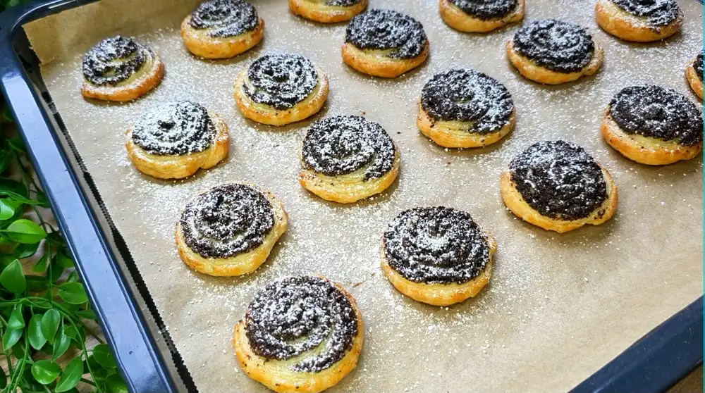 Mohnschnecken aus Blätterteig mit Puderzucker