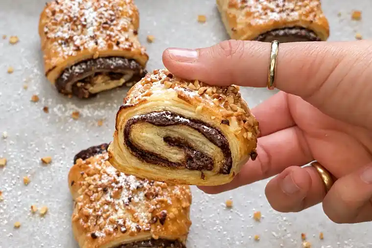 Nahaufnahme eines Nutella-Bananen-Röllchens aus Blätterteig