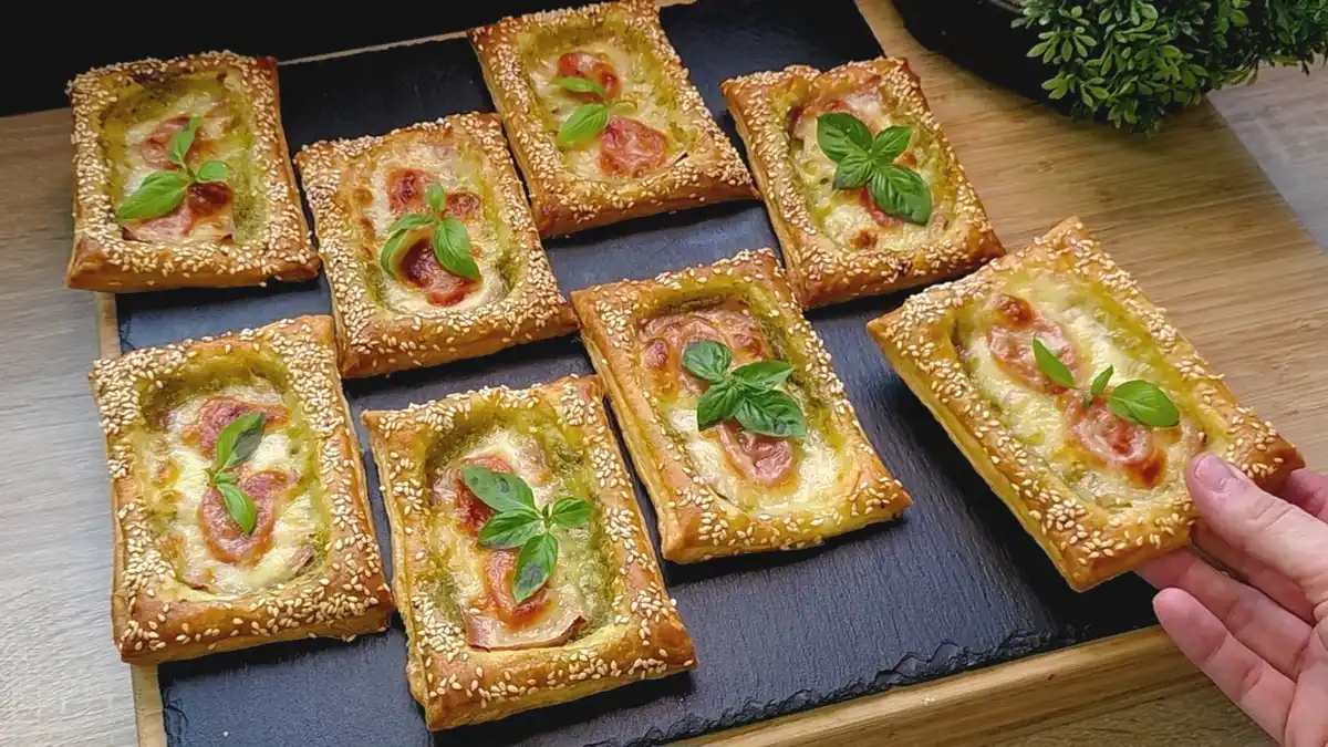 Pizza-Stücke aus Blätterteig mit Schinken, Mozzarella und Pesto