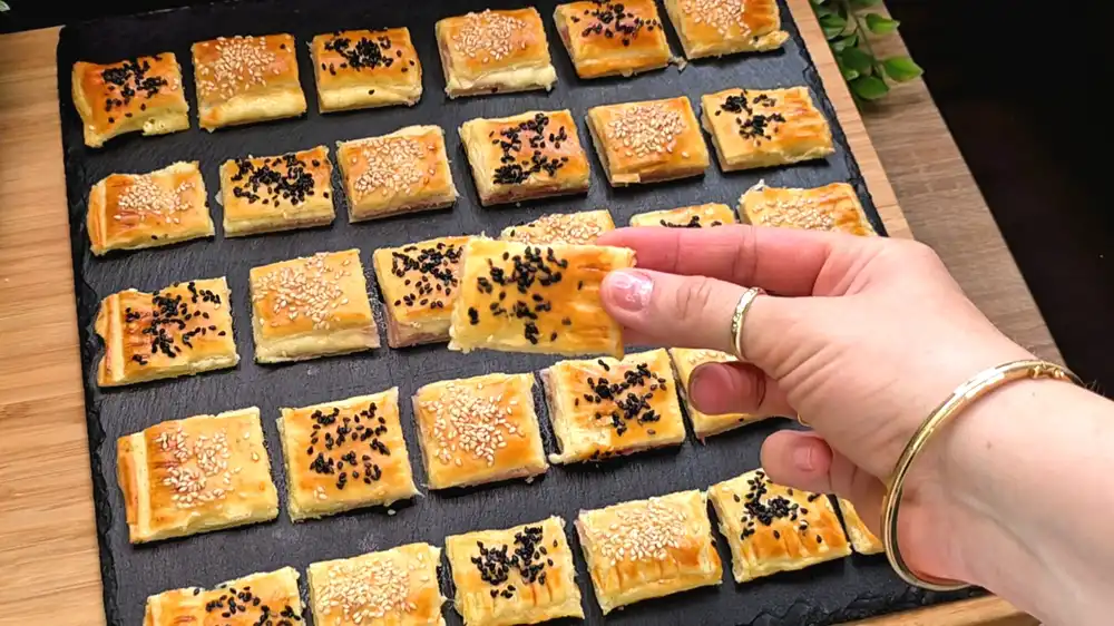 Knuspriger Blätterteig mit Prosciutto und geschmolzenem Käse