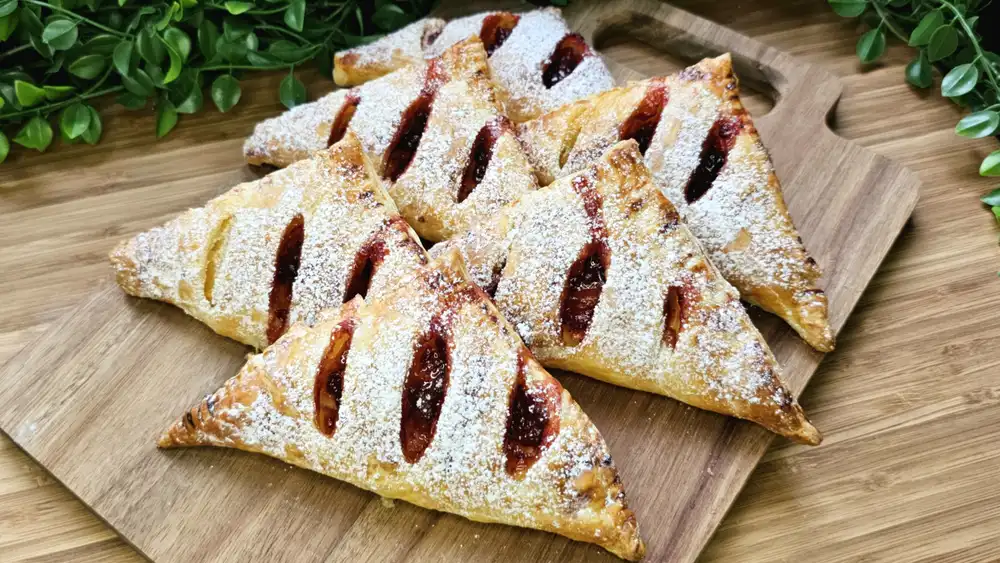 Blätterteig-Dreiecke mit Quark und Wildpreiselbeeren