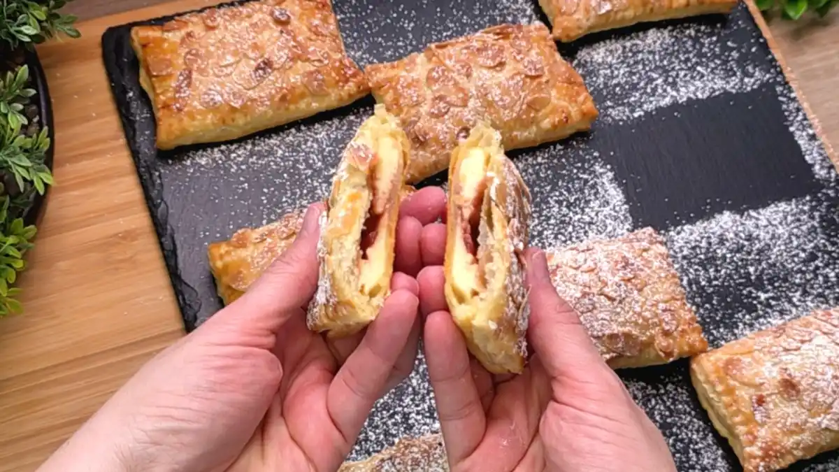 Gefüllte Blätterteig-Tasche mit Quark und Erdbeermarmelade