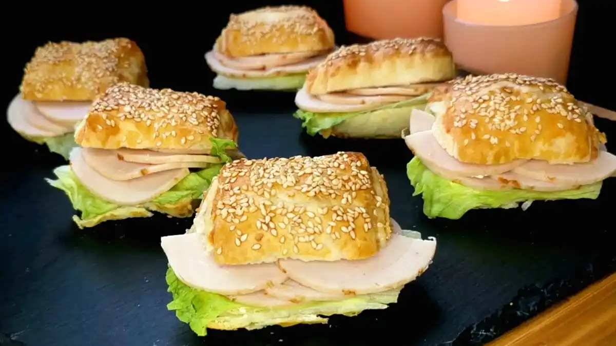 Sandwichbrötchen aus Blätterteig mit Käse, Schinken und Salat