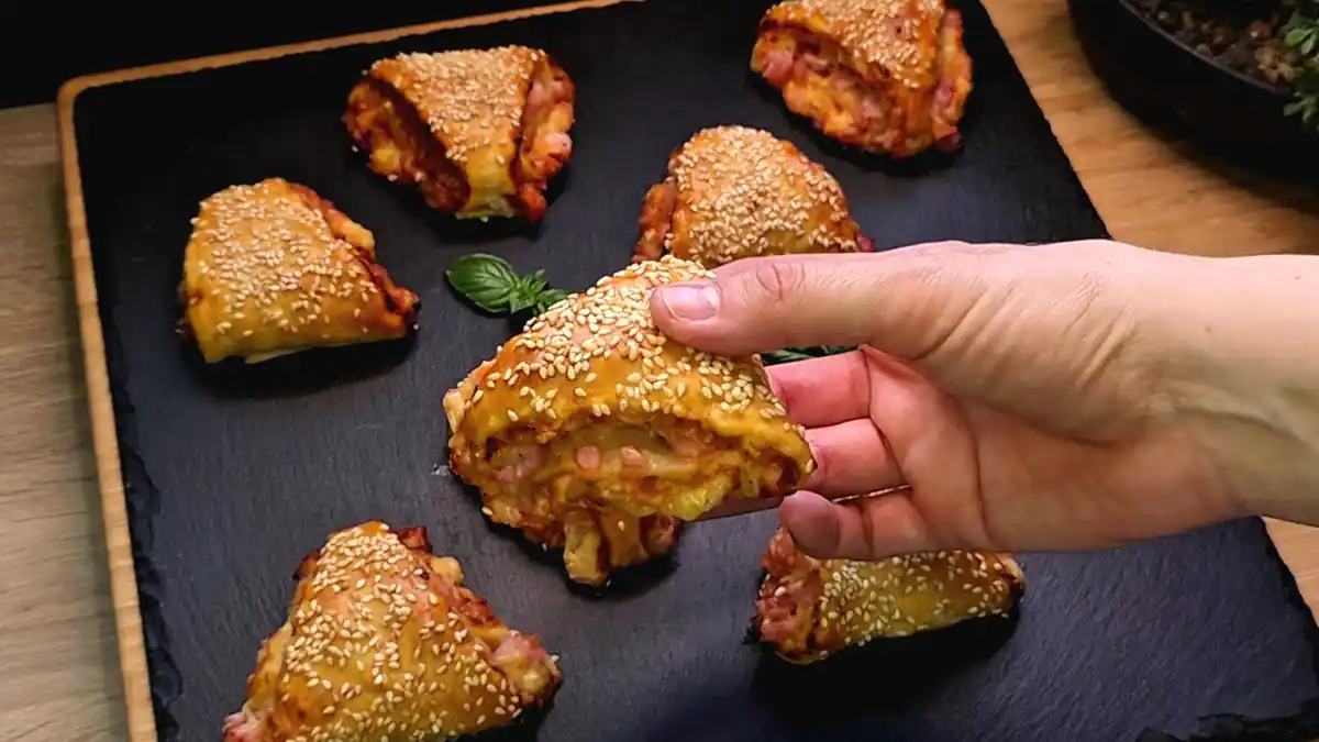 Knusprige Schinken-Käse-Dreiecke aus Blätterteig