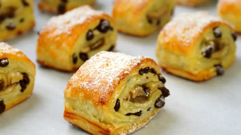 Schoko-Bananen-Häppchen aus Blätterteig mit dunkler Schokolade