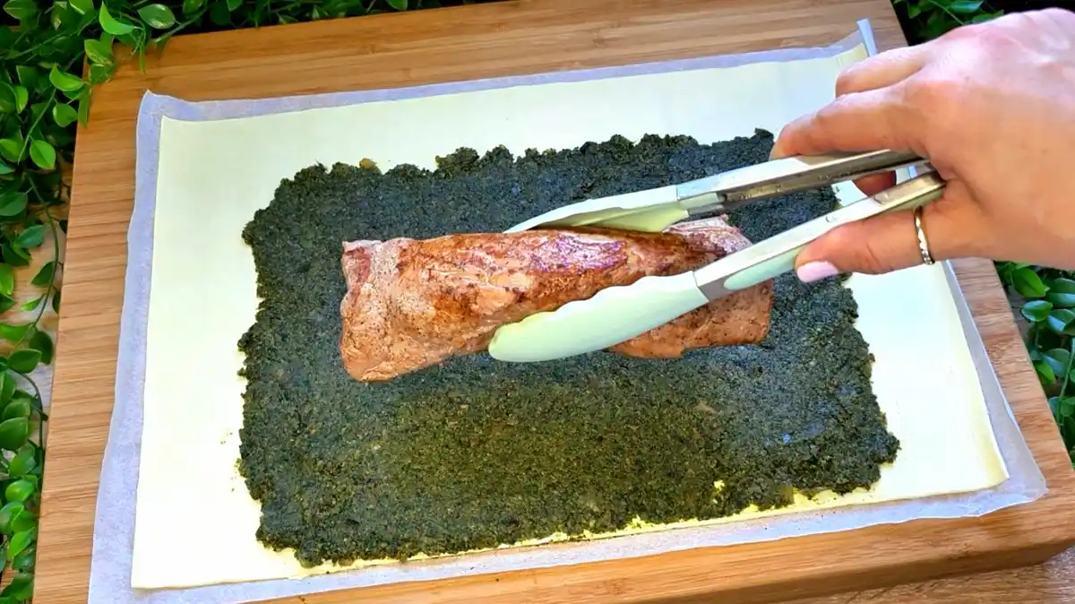 Angeschnittenes Schweinefilet Wellington mit Pilz-Spinat-Füllung
