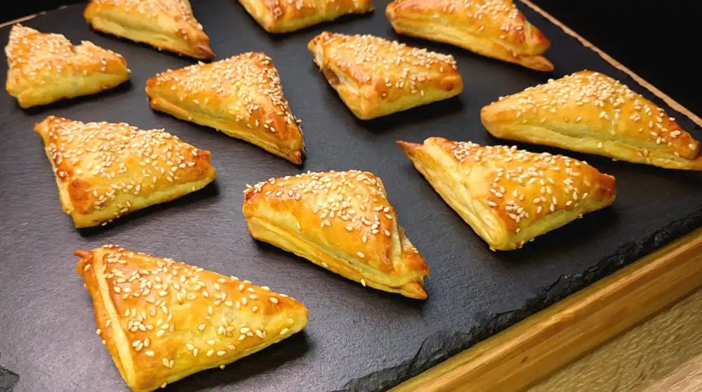 Knusprige Thunfisch-Dreiecke aus Blätterteig mit Käse und Sesam