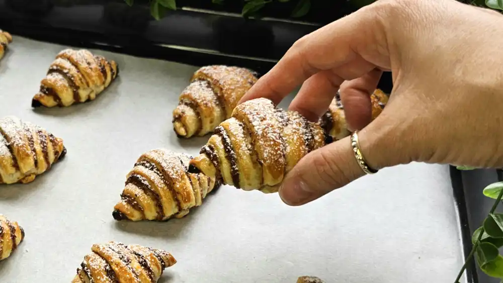 Nahaufnahme der Walnuss-Marmeladen-Croissants