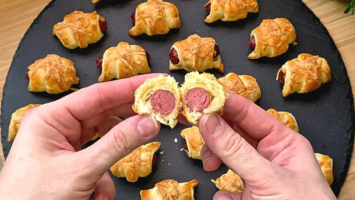 Blätterteig-Mini-Croissant mit Würstchen und Tomatensoße