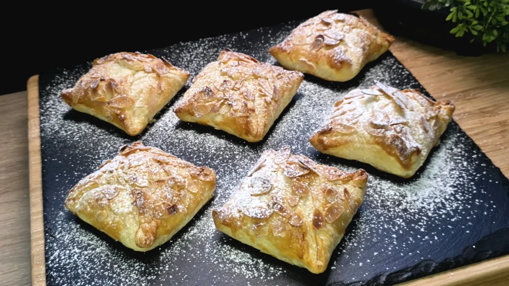 Apfel-Quark-Taschen aus Blätterteig mit cremiger Quarkfüllung, Apfel und Mandeln