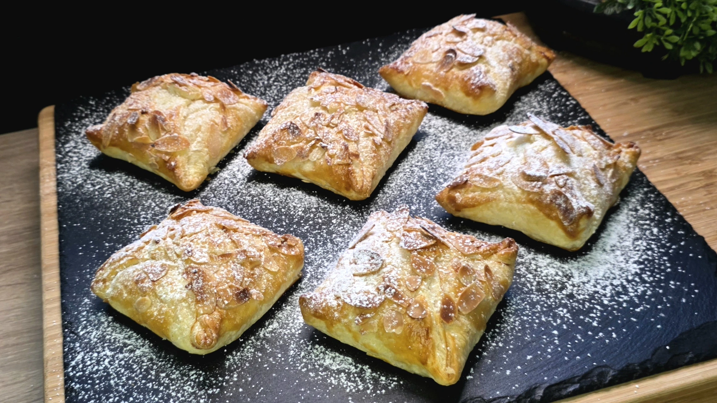 Apfel-Quark-Taschen aus Blätterteig mit cremiger Quarkfüllung, Apfel und Mandeln