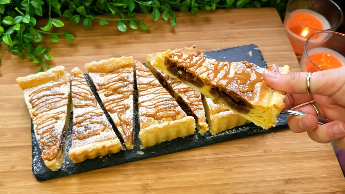 Biscoff-Käsekuchen mit Quarkcreme, gefüllten Keksen und Blätterteigboden