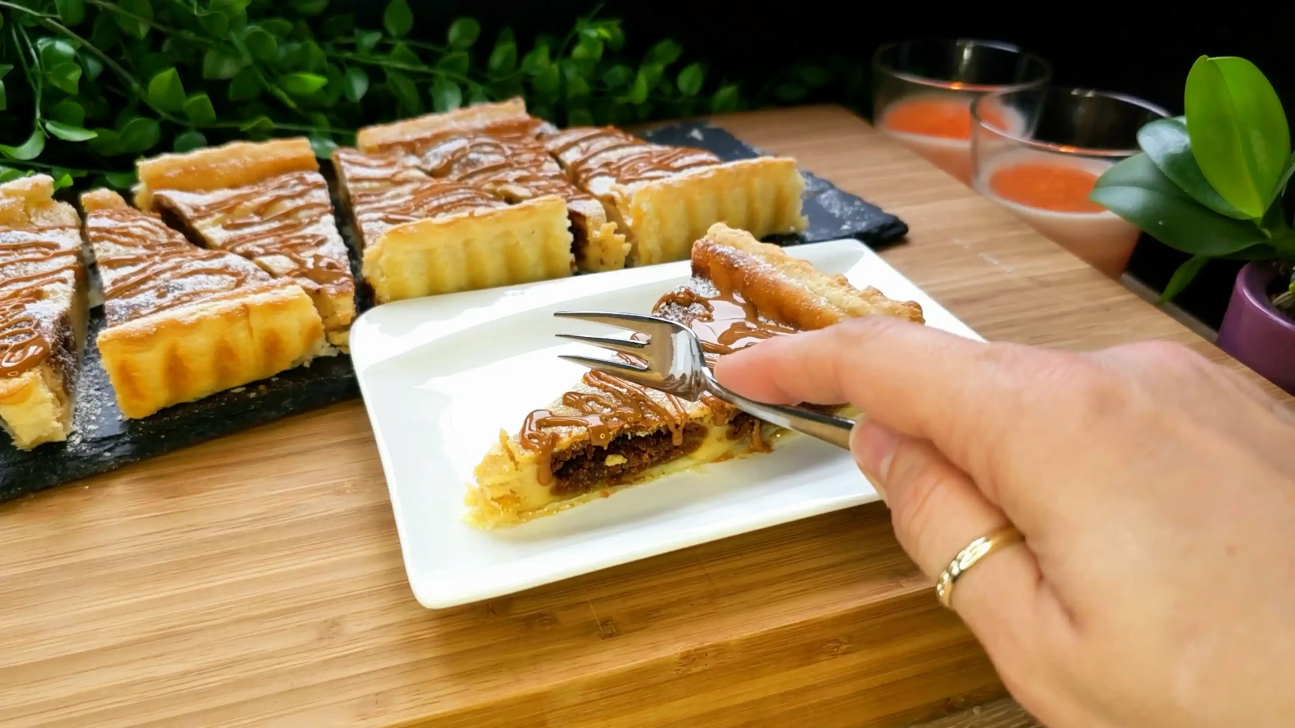 Biscoff-Käsekuchen mit gefüllten Keksen und cremiger Quarkfüllung