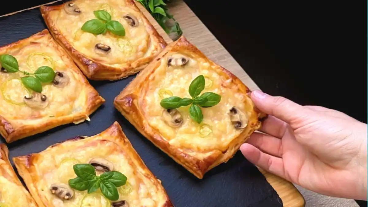 Blätterteig-Mini-Pizza mit Schinken, Pilzen und Käse