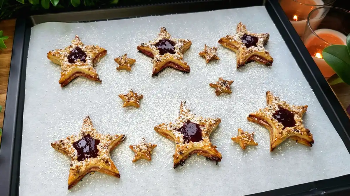 Gefüllte Blätterteig-Sterne mit Kirschmarmelade und Haselnüssen