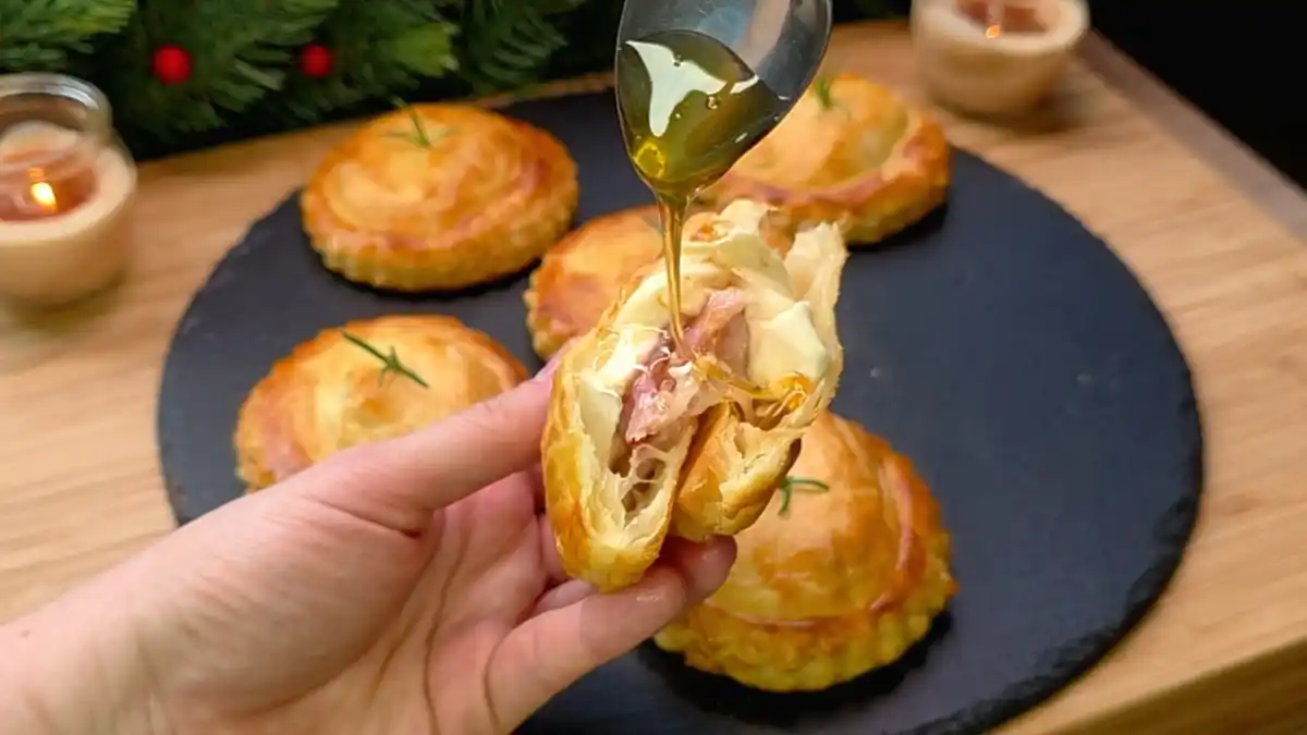 Camembert-Speck-Füllung in kleinen Blätterteig-Kuchen