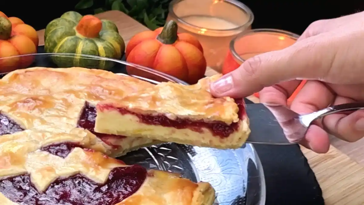 Blätterteig-Halloween-Kuchen mit Quark und Preiselbeermarmelade