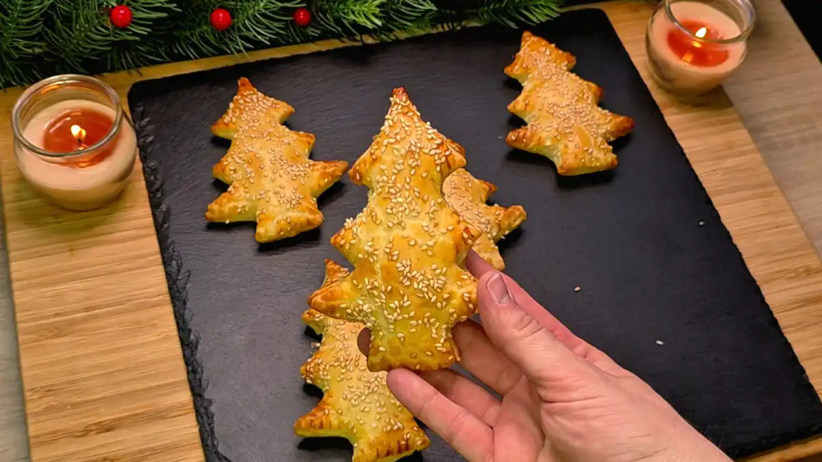 Detail der gefüllten Blätterteig-Tannenbäume mit Käse und Dill